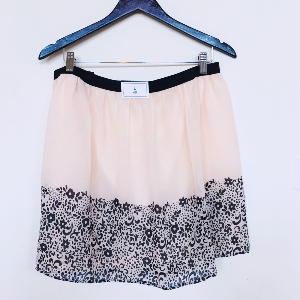 Gap| cream with black floral detail skirt